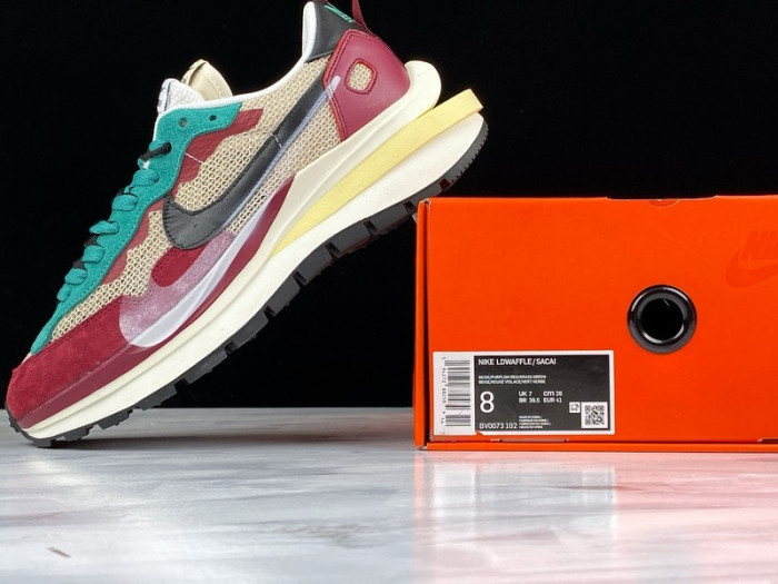 SACAI X NIKE REGASUS VAPORRLY SP BEIGE PURPLISH RED GRASS GREEN BV0073-102