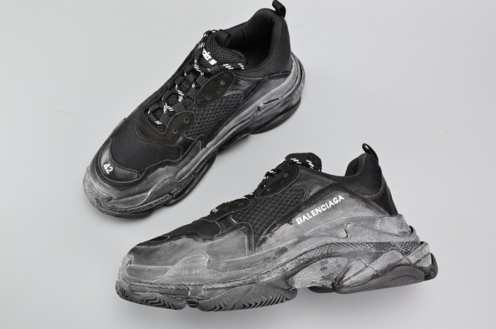 BL BLACK TRIPLE S TRAINER W06G01001