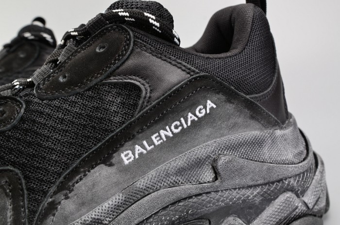 BL BLACK TRIPLE S TRAINER W06G01001