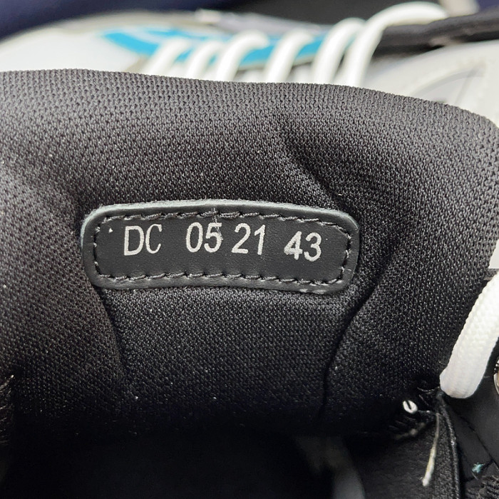 DR B30 Sneakers